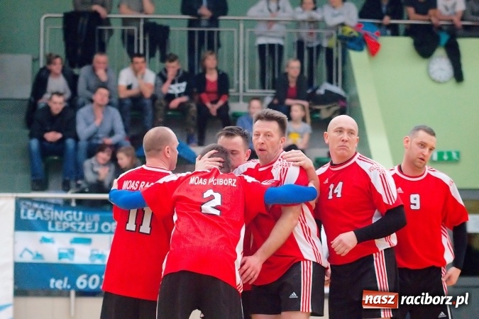 Zdjęcie w galerii na portalu naszraciborz.pl: Siatkarskie zmagania zakładów pracy i służb mundurowych - dzień drugi. Ubiegłoroczny zwycięzca poza czwórką! Eko Okna z Pucharem Prezydenta wiadomości z regionu