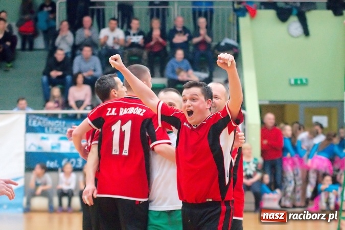 Zdjęcie w galerii na portalu naszraciborz.pl: Siatkarskie zmagania zakładów pracy i służb mundurowych - dzień drugi. Ubiegłoroczny zwycięzca poza czwórką! Eko Okna z Pucharem Prezydenta wiadomości z regionu