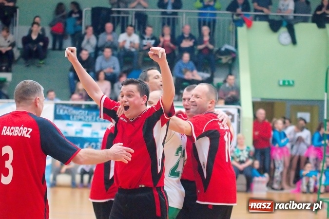 Zdjęcie w galerii na portalu naszraciborz.pl: Siatkarskie zmagania zakładów pracy i służb mundurowych - dzień drugi. Ubiegłoroczny zwycięzca poza czwórką! Eko Okna z Pucharem Prezydenta wiadomości z regionu