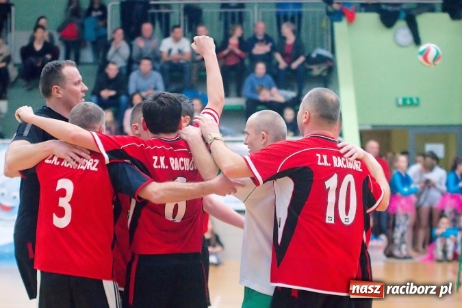 Zdjęcie w galerii na portalu naszraciborz.pl: Siatkarskie zmagania zakładów pracy i służb mundurowych - dzień drugi. Ubiegłoroczny zwycięzca poza czwórką! Eko Okna z Pucharem Prezydenta wiadomości z regionu