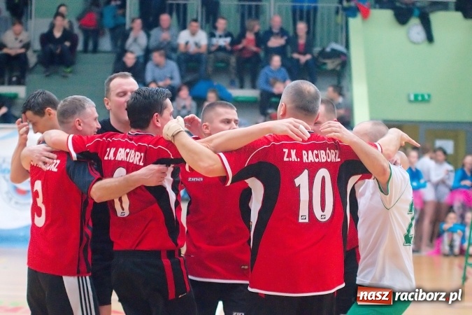 Zdjęcie w galerii na portalu naszraciborz.pl: Siatkarskie zmagania zakładów pracy i służb mundurowych - dzień drugi. Ubiegłoroczny zwycięzca poza czwórką! Eko Okna z Pucharem Prezydenta wiadomości z regionu