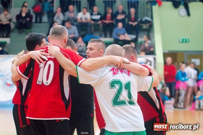 Zdjęcie w galerii na portalu naszraciborz.pl: Siatkarskie zmagania zakładów pracy i służb mundurowych - dzień drugi. Ubiegłoroczny zwycięzca poza czwórką! Eko Okna z Pucharem Prezydenta wiadomości z regionu