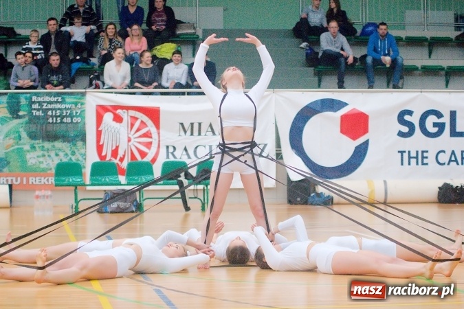 Zdjęcie w galerii na portalu naszraciborz.pl: Siatkarskie zmagania zakładów pracy i służb mundurowych - dzień drugi. Ubiegłoroczny zwycięzca poza czwórką! Eko Okna z Pucharem Prezydenta wiadomości z regionu