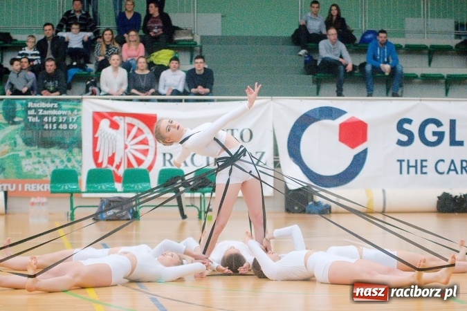 Zdjęcie w galerii na portalu naszraciborz.pl: Siatkarskie zmagania zakładów pracy i służb mundurowych - dzień drugi. Ubiegłoroczny zwycięzca poza czwórką! Eko Okna z Pucharem Prezydenta wiadomości z regionu