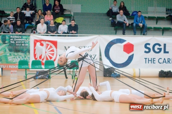Zdjęcie w galerii na portalu naszraciborz.pl: Siatkarskie zmagania zakładów pracy i służb mundurowych - dzień drugi. Ubiegłoroczny zwycięzca poza czwórką! Eko Okna z Pucharem Prezydenta wiadomości z regionu