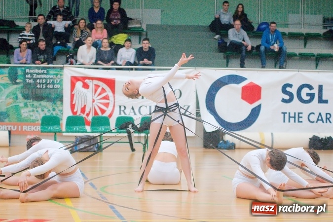 Zdjęcie w galerii na portalu naszraciborz.pl: Siatkarskie zmagania zakładów pracy i służb mundurowych - dzień drugi. Ubiegłoroczny zwycięzca poza czwórką! Eko Okna z Pucharem Prezydenta wiadomości z regionu