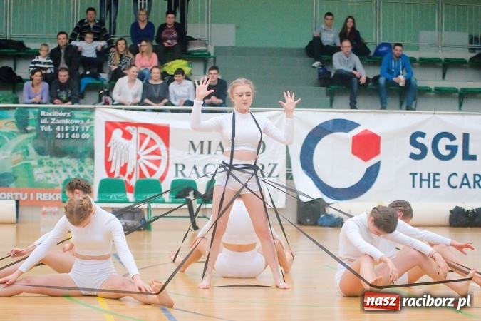 Zdjęcie w galerii na portalu naszraciborz.pl: Siatkarskie zmagania zakładów pracy i służb mundurowych - dzień drugi. Ubiegłoroczny zwycięzca poza czwórką! Eko Okna z Pucharem Prezydenta wiadomości z regionu