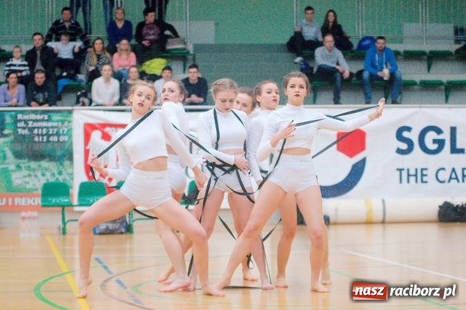 Zdjęcie w galerii na portalu naszraciborz.pl: Siatkarskie zmagania zakładów pracy i służb mundurowych - dzień drugi. Ubiegłoroczny zwycięzca poza czwórką! Eko Okna z Pucharem Prezydenta wiadomości z regionu