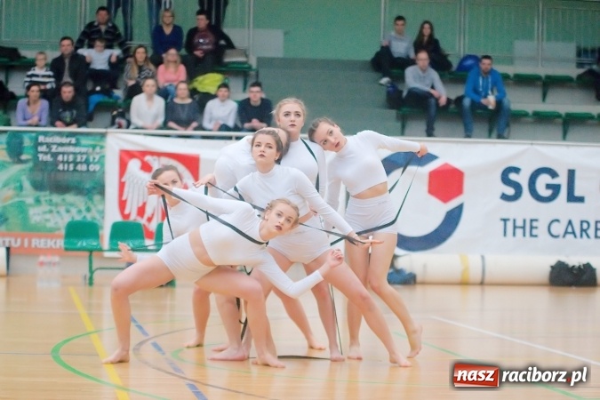 Zdjęcie w galerii na portalu naszraciborz.pl: Siatkarskie zmagania zakładów pracy i służb mundurowych - dzień drugi. Ubiegłoroczny zwycięzca poza czwórką! Eko Okna z Pucharem Prezydenta wiadomości z regionu