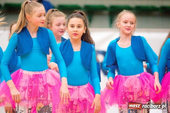 Zdjęcie w galerii na portalu naszraciborz.pl: Siatkarskie zmagania zakładów pracy i służb mundurowych - dzień drugi. Ubiegłoroczny zwycięzca poza czwórką! Eko Okna z Pucharem Prezydenta wiadomości z regionu