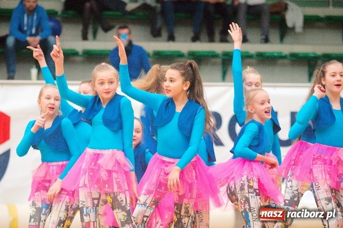 Zdjęcie w galerii na portalu naszraciborz.pl: Siatkarskie zmagania zakładów pracy i służb mundurowych - dzień drugi. Ubiegłoroczny zwycięzca poza czwórką! Eko Okna z Pucharem Prezydenta wiadomości z regionu