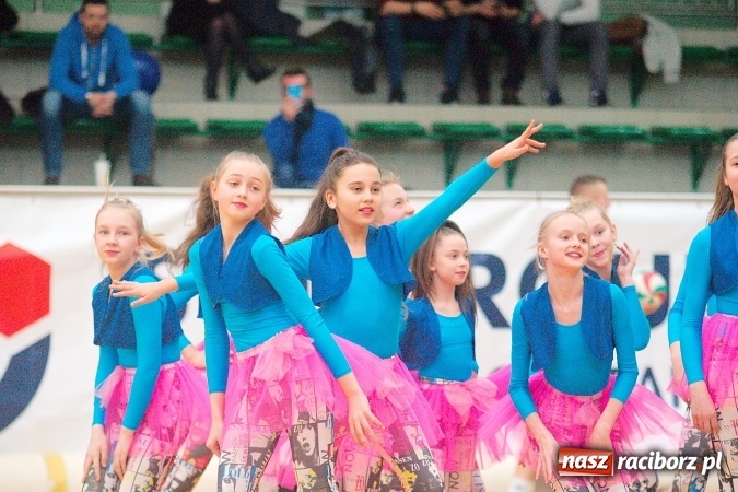 Zdjęcie w galerii na portalu naszraciborz.pl: Siatkarskie zmagania zakładów pracy i służb mundurowych - dzień drugi. Ubiegłoroczny zwycięzca poza czwórką! Eko Okna z Pucharem Prezydenta wiadomości z regionu