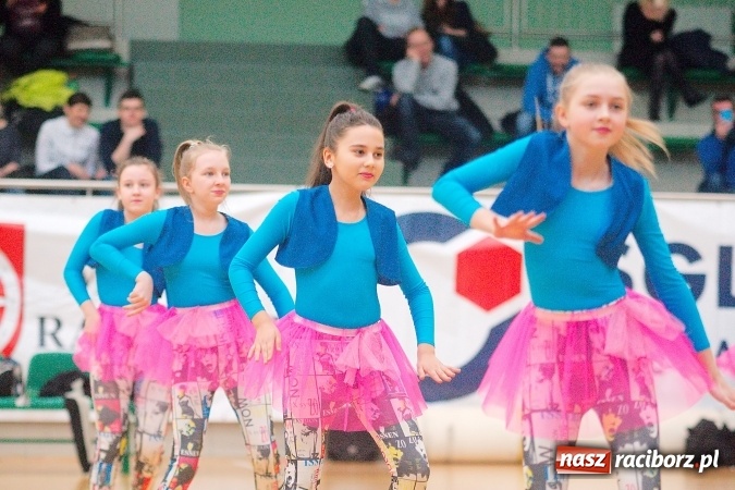 Zdjęcie w galerii na portalu naszraciborz.pl: Siatkarskie zmagania zakładów pracy i służb mundurowych - dzień drugi. Ubiegłoroczny zwycięzca poza czwórką! Eko Okna z Pucharem Prezydenta wiadomości z regionu