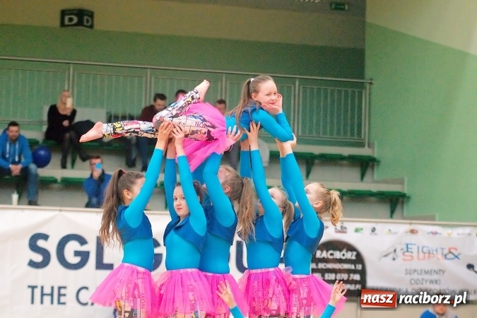 Zdjęcie w galerii na portalu naszraciborz.pl: Siatkarskie zmagania zakładów pracy i służb mundurowych - dzień drugi. Ubiegłoroczny zwycięzca poza czwórką! Eko Okna z Pucharem Prezydenta wiadomości z regionu