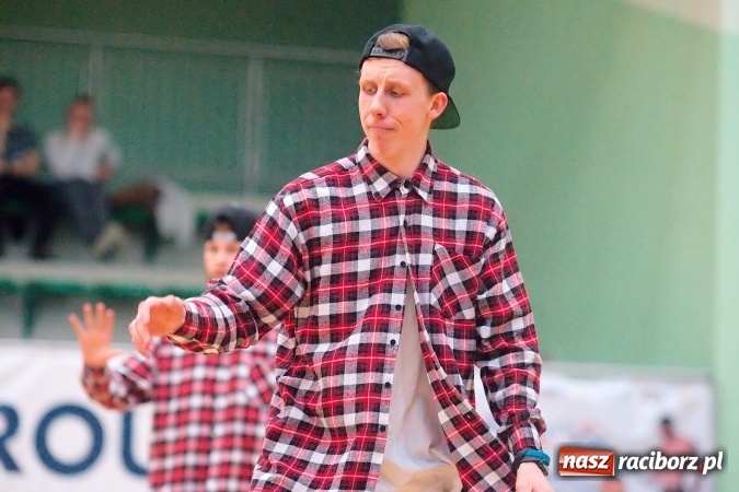 Zdjęcie w galerii na portalu naszraciborz.pl: Siatkarskie zmagania zakładów pracy i służb mundurowych - dzień drugi. Ubiegłoroczny zwycięzca poza czwórką! Eko Okna z Pucharem Prezydenta wiadomości z regionu