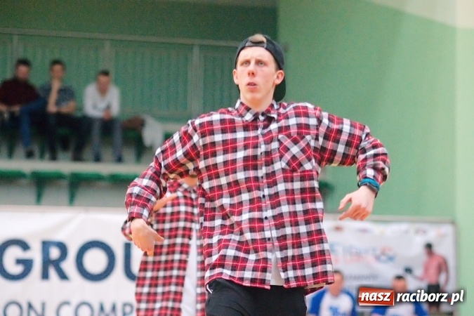 Zdjęcie w galerii na portalu naszraciborz.pl: Siatkarskie zmagania zakładów pracy i służb mundurowych - dzień drugi. Ubiegłoroczny zwycięzca poza czwórką! Eko Okna z Pucharem Prezydenta wiadomości z regionu