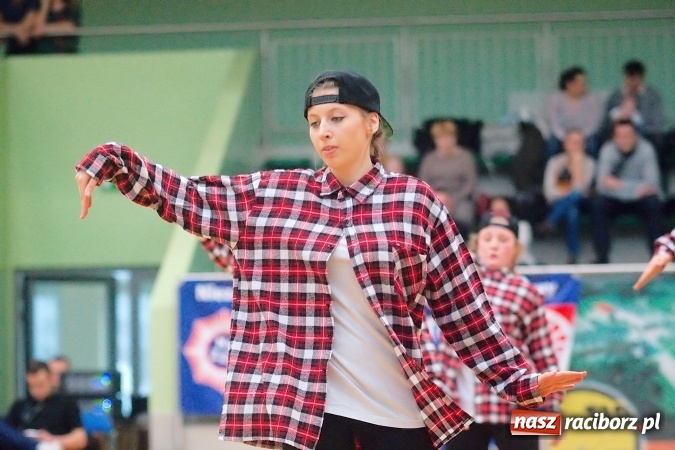 Zdjęcie w galerii na portalu naszraciborz.pl: Siatkarskie zmagania zakładów pracy i służb mundurowych - dzień drugi. Ubiegłoroczny zwycięzca poza czwórką! Eko Okna z Pucharem Prezydenta wiadomości z regionu