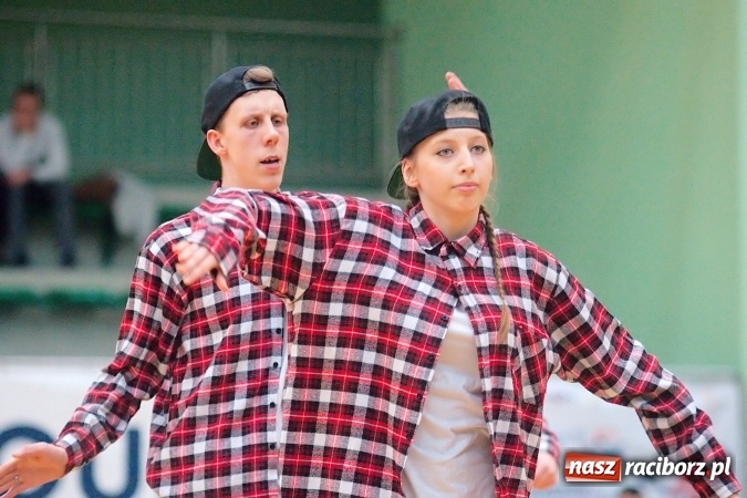 Zdjęcie w galerii na portalu naszraciborz.pl: Siatkarskie zmagania zakładów pracy i służb mundurowych - dzień drugi. Ubiegłoroczny zwycięzca poza czwórką! Eko Okna z Pucharem Prezydenta wiadomości z regionu