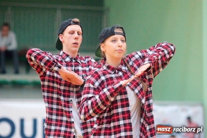 Zdjęcie w galerii na portalu naszraciborz.pl: Siatkarskie zmagania zakładów pracy i służb mundurowych - dzień drugi. Ubiegłoroczny zwycięzca poza czwórką! Eko Okna z Pucharem Prezydenta wiadomości z regionu