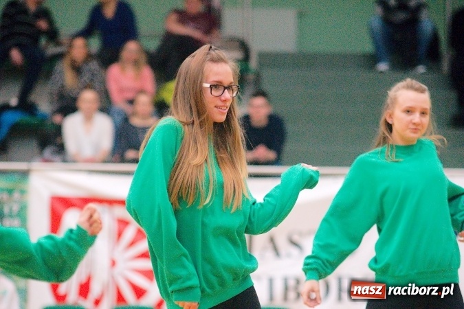 Zdjęcie w galerii na portalu naszraciborz.pl: Siatkarskie zmagania zakładów pracy i służb mundurowych - dzień drugi. Ubiegłoroczny zwycięzca poza czwórką! Eko Okna z Pucharem Prezydenta wiadomości z regionu