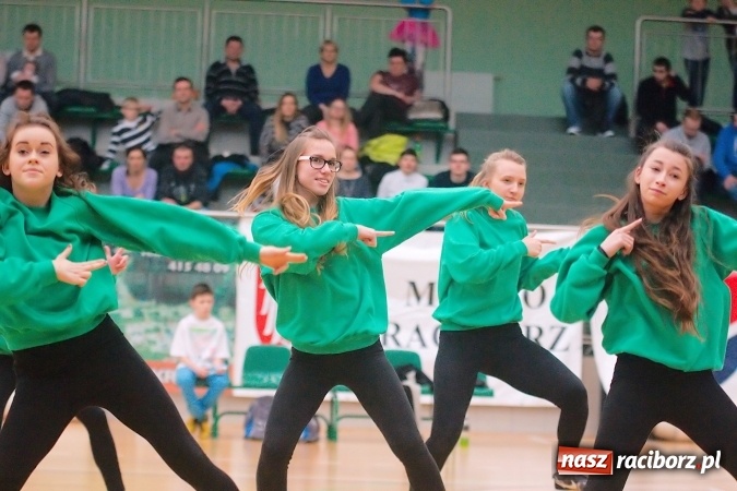 Zdjęcie w galerii na portalu naszraciborz.pl: Siatkarskie zmagania zakładów pracy i służb mundurowych - dzień drugi. Ubiegłoroczny zwycięzca poza czwórką! Eko Okna z Pucharem Prezydenta wiadomości z regionu