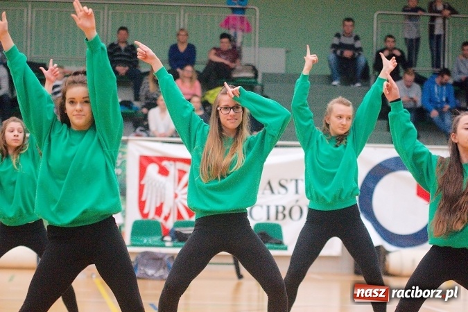 Zdjęcie w galerii na portalu naszraciborz.pl: Siatkarskie zmagania zakładów pracy i służb mundurowych - dzień drugi. Ubiegłoroczny zwycięzca poza czwórką! Eko Okna z Pucharem Prezydenta wiadomości z regionu