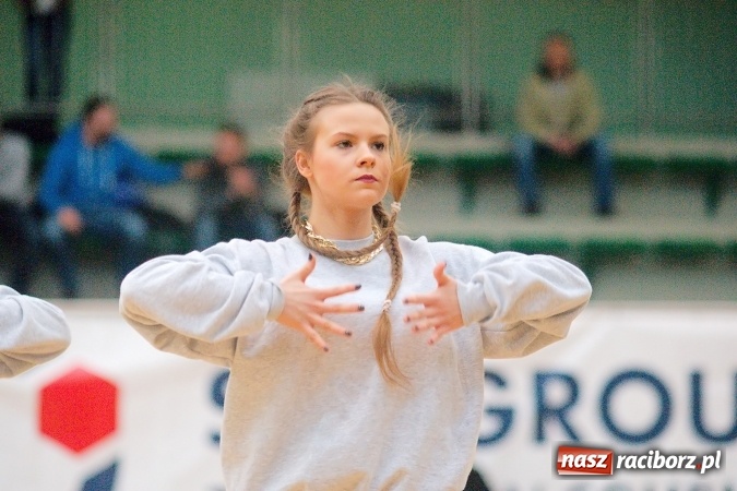 Zdjęcie w galerii na portalu naszraciborz.pl: Siatkarskie zmagania zakładów pracy i służb mundurowych - dzień drugi. Ubiegłoroczny zwycięzca poza czwórką! Eko Okna z Pucharem Prezydenta wiadomości z regionu