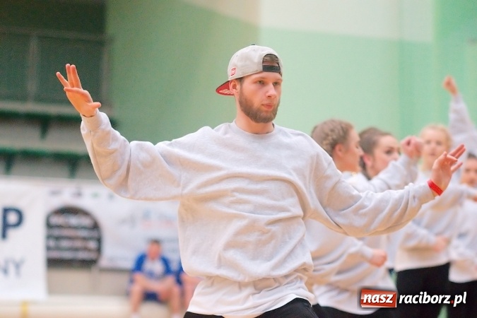 Zdjęcie w galerii na portalu naszraciborz.pl: Siatkarskie zmagania zakładów pracy i służb mundurowych - dzień drugi. Ubiegłoroczny zwycięzca poza czwórką! Eko Okna z Pucharem Prezydenta wiadomości z regionu