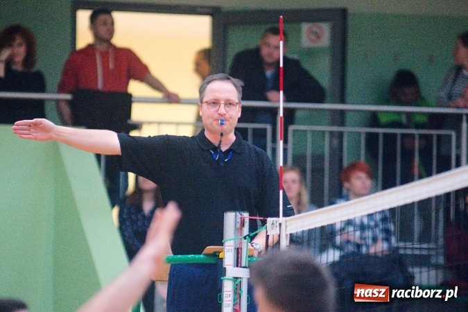 Zdjęcie w galerii na portalu naszraciborz.pl: Siatkarskie zmagania zakładów pracy i służb mundurowych - dzień drugi. Ubiegłoroczny zwycięzca poza czwórką! Eko Okna z Pucharem Prezydenta wiadomości z regionu