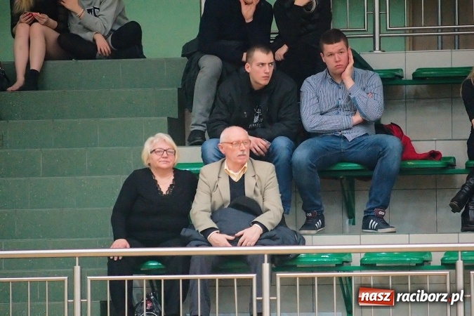 Zdjęcie w galerii na portalu naszraciborz.pl: Siatkarskie zmagania zakładów pracy i służb mundurowych - dzień drugi. Ubiegłoroczny zwycięzca poza czwórką! Eko Okna z Pucharem Prezydenta wiadomości z regionu