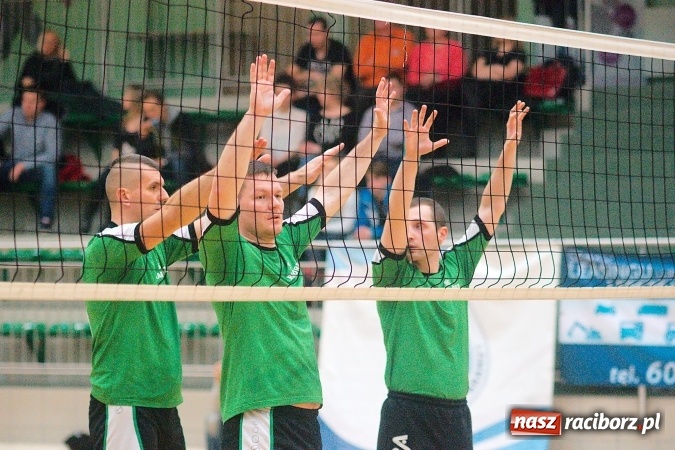 Zdjęcie w galerii na portalu naszraciborz.pl: Siatkarskie zmagania zakładów pracy i służb mundurowych - dzień drugi. Ubiegłoroczny zwycięzca poza czwórką! Eko Okna z Pucharem Prezydenta wiadomości z regionu