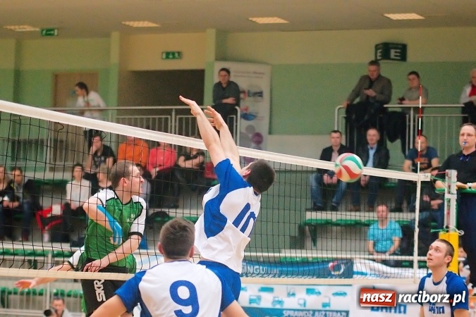 Zdjęcie w galerii na portalu naszraciborz.pl: Siatkarskie zmagania zakładów pracy i służb mundurowych - dzień drugi. Ubiegłoroczny zwycięzca poza czwórką! Eko Okna z Pucharem Prezydenta wiadomości z regionu