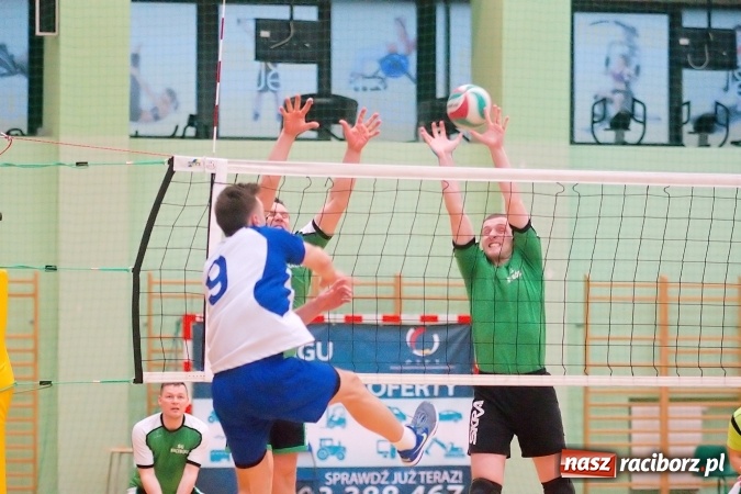 Zdjęcie w galerii na portalu naszraciborz.pl: Siatkarskie zmagania zakładów pracy i służb mundurowych - dzień drugi. Ubiegłoroczny zwycięzca poza czwórką! Eko Okna z Pucharem Prezydenta wiadomości z regionu