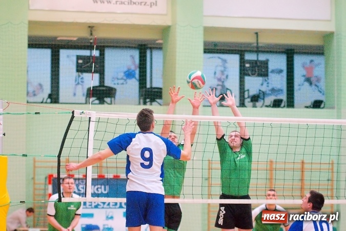 Zdjęcie w galerii na portalu naszraciborz.pl: Siatkarskie zmagania zakładów pracy i służb mundurowych - dzień drugi. Ubiegłoroczny zwycięzca poza czwórką! Eko Okna z Pucharem Prezydenta wiadomości z regionu