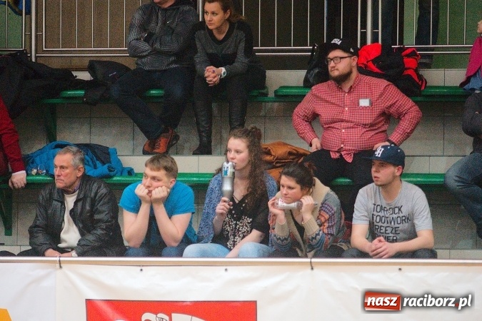 Zdjęcie w galerii na portalu naszraciborz.pl: Siatkarskie zmagania zakładów pracy i służb mundurowych - dzień drugi. Ubiegłoroczny zwycięzca poza czwórką! Eko Okna z Pucharem Prezydenta wiadomości z regionu