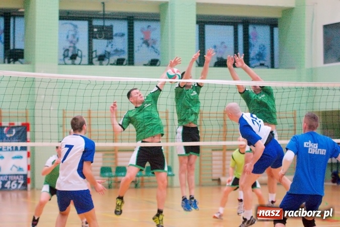 Zdjęcie w galerii na portalu naszraciborz.pl: Siatkarskie zmagania zakładów pracy i służb mundurowych - dzień drugi. Ubiegłoroczny zwycięzca poza czwórką! Eko Okna z Pucharem Prezydenta wiadomości z regionu