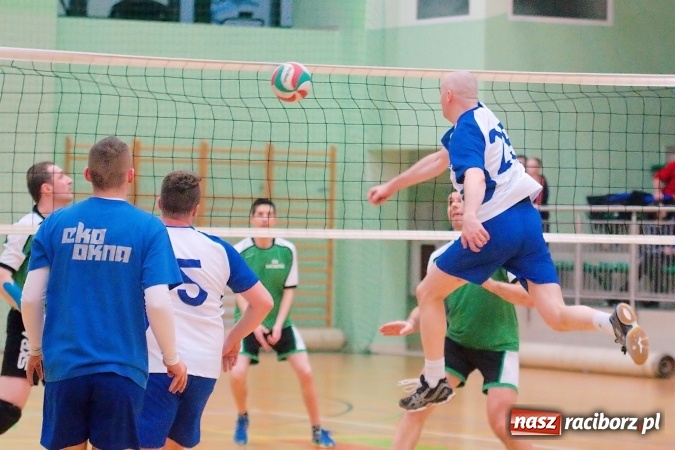 Zdjęcie w galerii na portalu naszraciborz.pl: Siatkarskie zmagania zakładów pracy i służb mundurowych - dzień drugi. Ubiegłoroczny zwycięzca poza czwórką! Eko Okna z Pucharem Prezydenta wiadomości z regionu