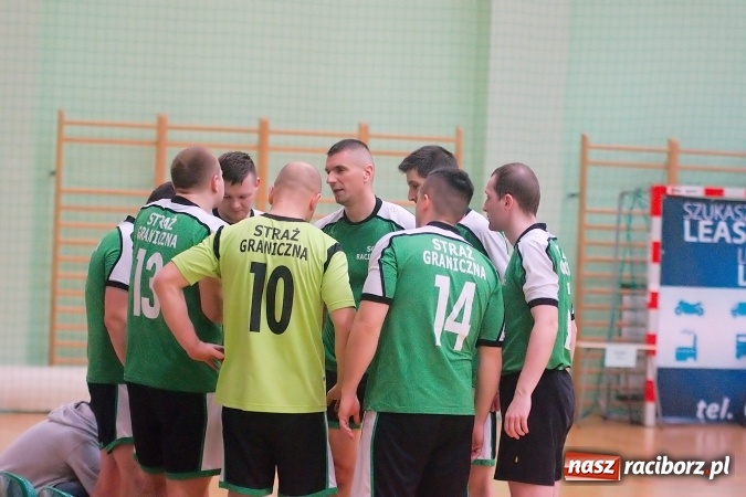 Zdjęcie w galerii na portalu naszraciborz.pl: Siatkarskie zmagania zakładów pracy i służb mundurowych - dzień drugi. Ubiegłoroczny zwycięzca poza czwórką! Eko Okna z Pucharem Prezydenta wiadomości z regionu