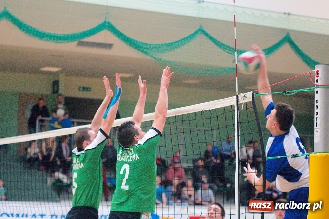 Zdjęcie w galerii na portalu naszraciborz.pl: Siatkarskie zmagania zakładów pracy i służb mundurowych - dzień drugi. Ubiegłoroczny zwycięzca poza czwórką! Eko Okna z Pucharem Prezydenta wiadomości z regionu