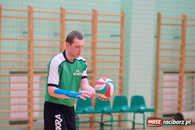 Zdjęcie w galerii na portalu naszraciborz.pl: Siatkarskie zmagania zakładów pracy i służb mundurowych - dzień drugi. Ubiegłoroczny zwycięzca poza czwórką! Eko Okna z Pucharem Prezydenta wiadomości z regionu