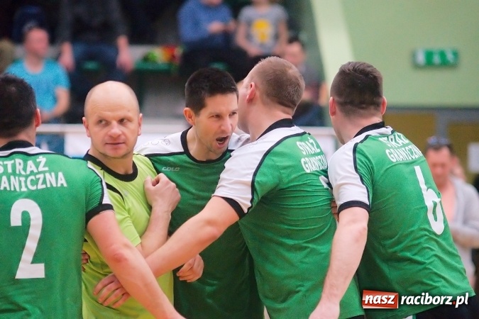 Zdjęcie w galerii na portalu naszraciborz.pl: Siatkarskie zmagania zakładów pracy i służb mundurowych - dzień drugi. Ubiegłoroczny zwycięzca poza czwórką! Eko Okna z Pucharem Prezydenta wiadomości z regionu