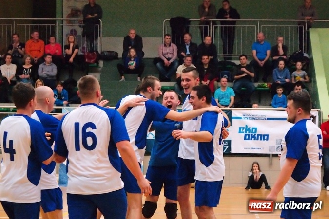 Zdjęcie w galerii na portalu naszraciborz.pl: Siatkarskie zmagania zakładów pracy i służb mundurowych - dzień drugi. Ubiegłoroczny zwycięzca poza czwórką! Eko Okna z Pucharem Prezydenta wiadomości z regionu