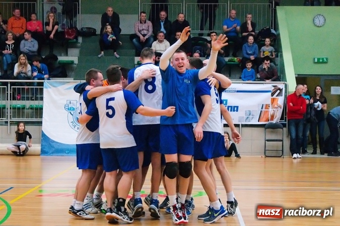 Zdjęcie w galerii na portalu naszraciborz.pl: Siatkarskie zmagania zakładów pracy i służb mundurowych - dzień drugi. Ubiegłoroczny zwycięzca poza czwórką! Eko Okna z Pucharem Prezydenta wiadomości z regionu