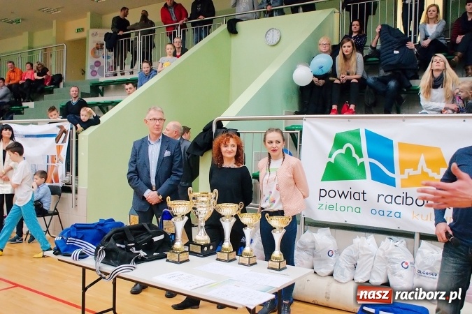 Zdjęcie w galerii na portalu naszraciborz.pl: Siatkarskie zmagania zakładów pracy i służb mundurowych - dzień drugi. Ubiegłoroczny zwycięzca poza czwórką! Eko Okna z Pucharem Prezydenta wiadomości z regionu