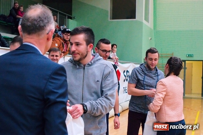 Zdjęcie w galerii na portalu naszraciborz.pl: Siatkarskie zmagania zakładów pracy i służb mundurowych - dzień drugi. Ubiegłoroczny zwycięzca poza czwórką! Eko Okna z Pucharem Prezydenta wiadomości z regionu