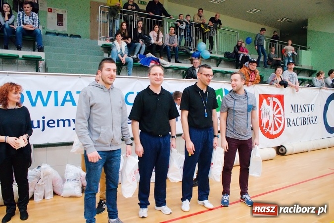 Zdjęcie w galerii na portalu naszraciborz.pl: Siatkarskie zmagania zakładów pracy i służb mundurowych - dzień drugi. Ubiegłoroczny zwycięzca poza czwórką! Eko Okna z Pucharem Prezydenta wiadomości z regionu