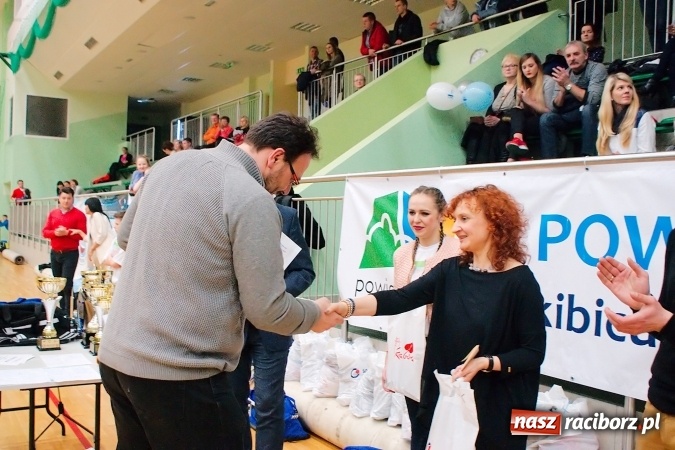 Zdjęcie w galerii na portalu naszraciborz.pl: Siatkarskie zmagania zakładów pracy i służb mundurowych - dzień drugi. Ubiegłoroczny zwycięzca poza czwórką! Eko Okna z Pucharem Prezydenta wiadomości z regionu