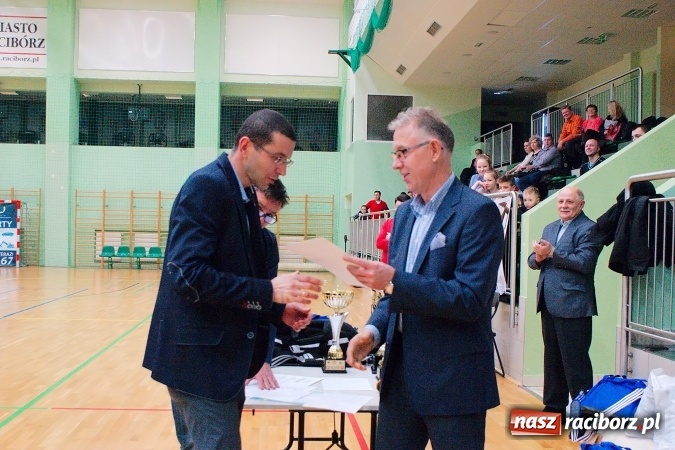 Zdjęcie w galerii na portalu naszraciborz.pl: Siatkarskie zmagania zakładów pracy i służb mundurowych - dzień drugi. Ubiegłoroczny zwycięzca poza czwórką! Eko Okna z Pucharem Prezydenta wiadomości z regionu