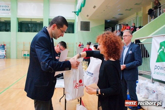 Zdjęcie w galerii na portalu naszraciborz.pl: Siatkarskie zmagania zakładów pracy i służb mundurowych - dzień drugi. Ubiegłoroczny zwycięzca poza czwórką! Eko Okna z Pucharem Prezydenta wiadomości z regionu