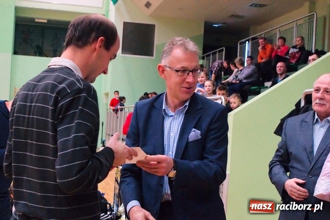 Zdjęcie w galerii na portalu naszraciborz.pl: Siatkarskie zmagania zakładów pracy i służb mundurowych - dzień drugi. Ubiegłoroczny zwycięzca poza czwórką! Eko Okna z Pucharem Prezydenta wiadomości z regionu